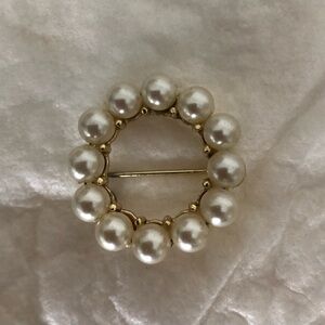 gold tone and ‘pearl’ brooch